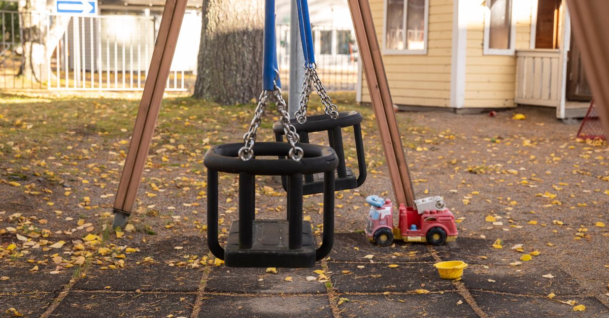 Pelastuslaitos hälytettiin leikkikentälle Joensuussa, kun aikuinen nainen jäi jumiin pikkulasten keinuun