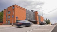 Auto ajaa Kemijärven kaupungintalon ohi.