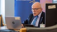 Mies istuu koneen ääressä.