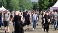 Yleisö vaeltaa festivaalialueella.