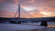 Jätkänkynttilän silta Rovaniemellä auringonnousun aikaan.