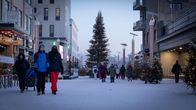 Turisteja kävelee Rovaniemen joulukadulla.