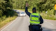 Poliisi pysäyttää liikennettä.