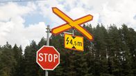 Stop- ja tasoristeys-merkki Siilinjärvellä.