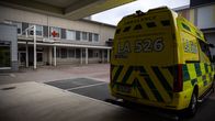 Ambulanssi pysäköitynä akuuttipoliklinikan edustalle.