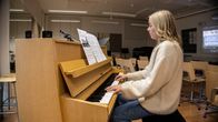 Anna Hakkarainen soittaa pianoa Puijonsarven koululla.