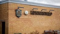 Leppävirran kunnan vaakuna sekä kunnantalo.