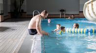 Lomalaisia uimassa Kylpylähotelli Vesileppiksessä.