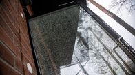 Iso rikottu ovi-ikkuna Waltterin koulun ruokalassa.