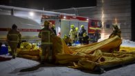 Pelastushenkilöstöä harjoittelemassa Kemin vapaapalokunnan alueella.