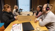 Grölannin vieraat sekä Savonian henkilökuntaa podcast-studiossa.