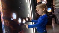 Ukko Angelvuo tutkii planeettoja Stardust-näyttelyssä.