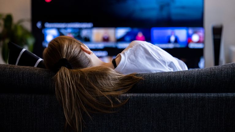 Nainen katselee televisiosta Yle Areenaa.