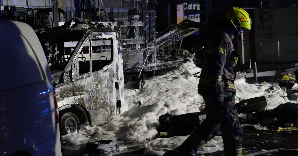 Poliisi tutkii ajoneuvojen tulipaloa Espoossa | Uusimaa | Yle