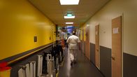 Sjukskötare Janne Smeds går i en korridor i Vasa centralsjukhus.