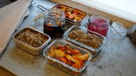 Olika preppade ingredienser i glaskärl.