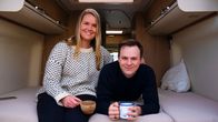 Kuvassa Joonas Hamunen (oikealla) ja Jonna Salonen (vasemmalla) istuvat retkeilyauton makuuosiossa ja katsovat kameraa kohti.