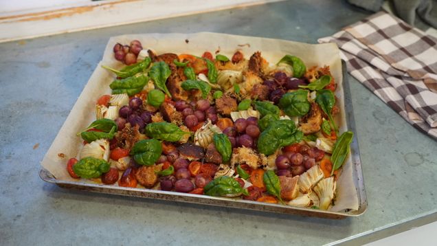 En plåt med vinterpanzanella. En italeinsk brödsallad. 