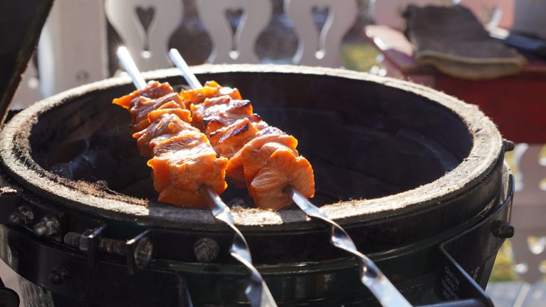 Lohta grillivartailla grillillä.