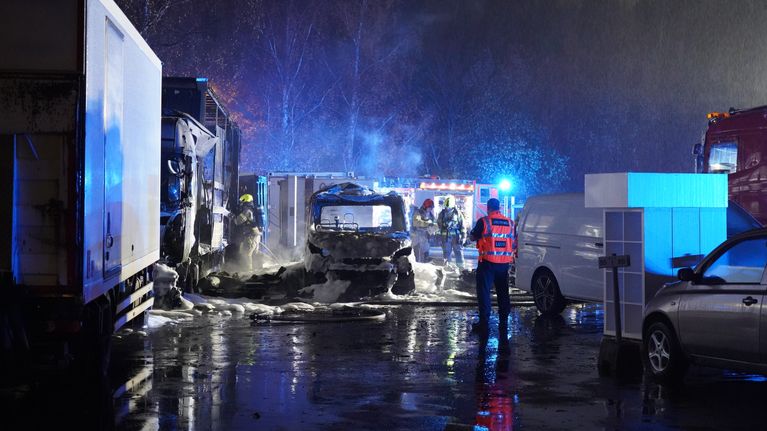 Poliisi tutkii ajoneuvojen tulipaloa Espoossa | Uusimaa | Yle