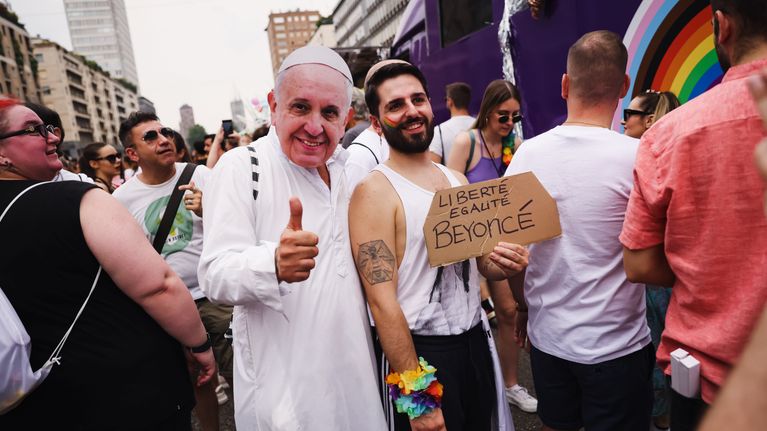 Pride-marssi Roomassa, osallistujalla paavi-naamari ja valkoinen kaapu.