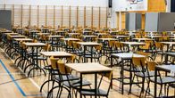 Lukion liikuntasali tyhjillään valmiina ylioppilaskirjoituksiin.