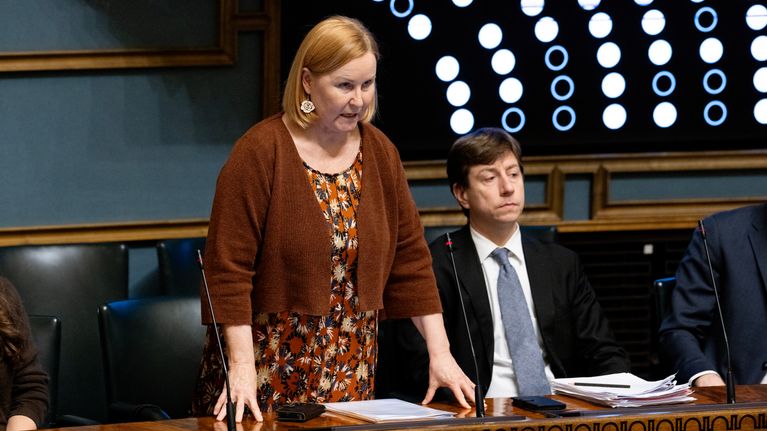 Kaisa Juuso eduskunnan kyselytunnilla.