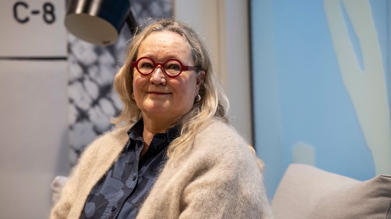 Eija Kanninen-Komulainen kuvattuna Ylen Kuopion toimistolla.