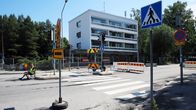 Törnäväntie suljettiin Provinssin takia liikenteeltä Seinäjoella, työntekijä kieltomerkin kanssa kadun päässä.