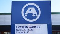 Ajovarmas skylt mot blå bakgrund i Kouvola. 