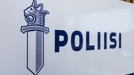 Poliisin miekkatunnus Salon poliisiaseman ulko-oven vieressä.