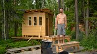 Ilmari seisoo penkillä pöydän edessä, takana on sauna.