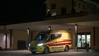 Ambulanssi pihalla valot päällä.