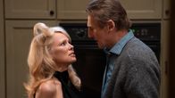 Pamela Andersonin ja Liam Neesonin näyttelemät hahmot katsovat toisiaan silmiin.