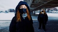 Henkilökuva kahdesta nuoresta hengityssuojaimet kasvoilla.