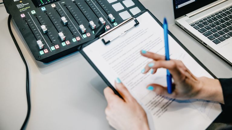 Yle aloitti uuden uutispodcastin – juontaja Reetta Rönkä: 