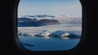 Kongsbreen jäätikkö kuvattuna lentokoneen ikkunasta.