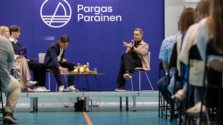 President Stubb talar med elever i Pargas.