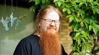 Joensuulainen Kalle Antikainen siristelee silmiään kotipihassaan. 