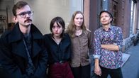 Samtalets fyra kritiker möts utanför galleriet.