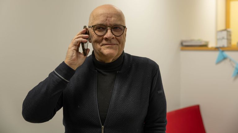 Jorma Wiitakorpi pratar i sin mobil.