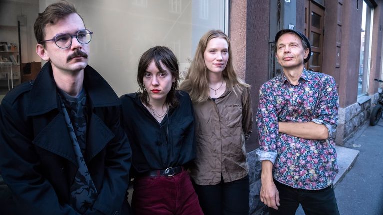 Samtalets fyra kritiker möts utanför galleriet.