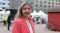 Anna Lahtinen seisoo Porin torilla.