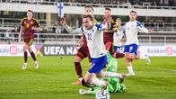 Valko-Venäjän maalivahti kaataa Daniel Håkansin.