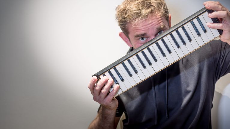 Lenni-Kalle Taipale kurkistaa melodican takaa.