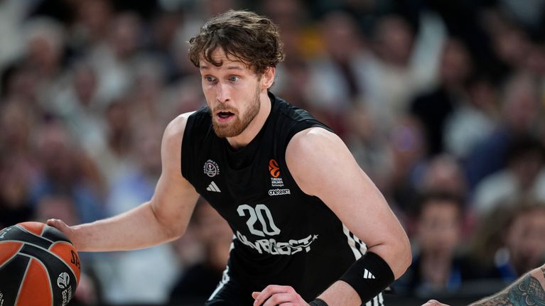 Mikael Jantunen Paris Basketballin Euroliigassa.