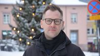Anders Lönnfeldt står utomhus med en julgran i bakgrunden.