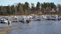 Motorbåtar förankrade vid en båthamn med flera bryggor. 