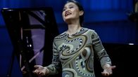Mezzo-soprano Jingjing Xu lavalla laulamassa.