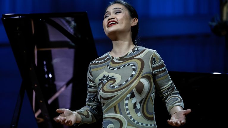 Mezzo-soprano Jingjing Xu lavalla laulamassa.
